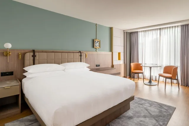 Guest Room, Superior, King Bed, Main Building, Zurich Marriott Hotel 4/10