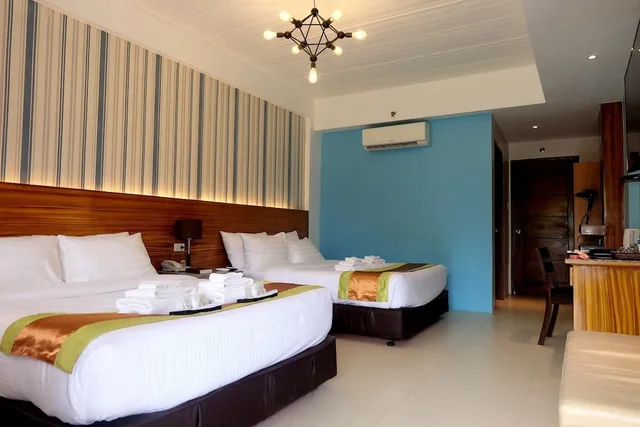 غرفة ديلوكس بسريرين كوين بإطلالة على الحديقة، London Beach Resort And Hotel 1/3