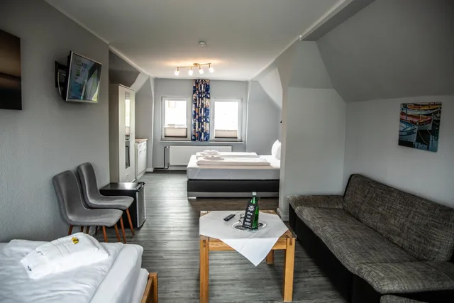 جناح جونيور، Hotel Tum Stuurmann 5/6