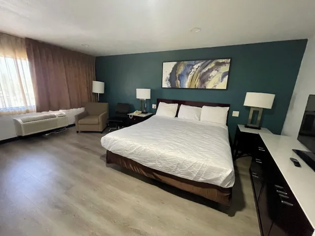 غرفة قياسية بسرير كينج، Portside Inn & Suites 1/6