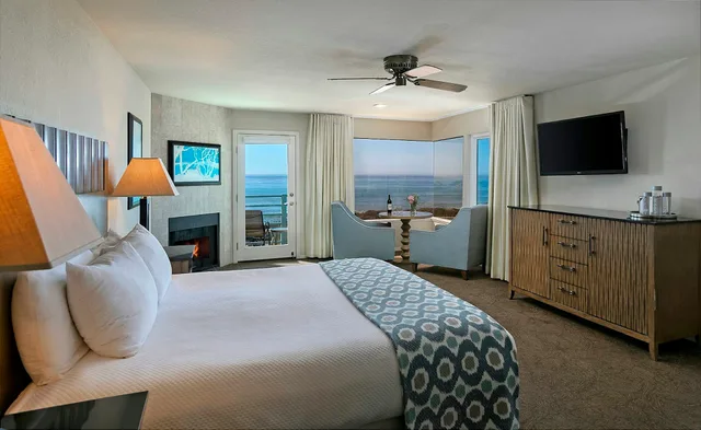 غرفة سوبيريور بسرير كينج بإطلالة على البحر بشرفة، Cambria Landing Inn & Suites 1/1