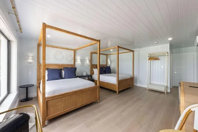 2 Bedrooms, Family Suite, Luxury, 1 King and 2 Queen Beds, Beach Front, Sofa، Anna Maria Island Inn 4/8