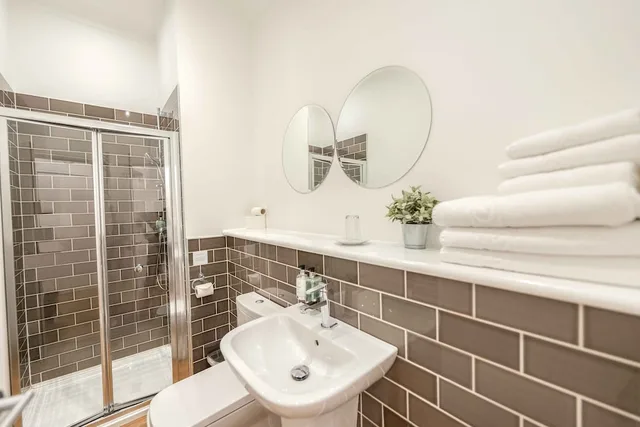 1 Bedroom, Apartment, Queen Bed, Sofa, Edinburgh Castle Apartments And Suites 4/5