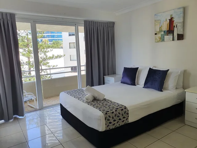 3 Bedrooms, Apartment, 1 Double and 4 Single Beds, Zenith Ocean Front Apartments 1/2