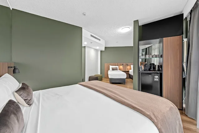 غرفة عائلية بسرير كوين وسريرين منفصلين، Madison Hotel Tower Mill 1/10