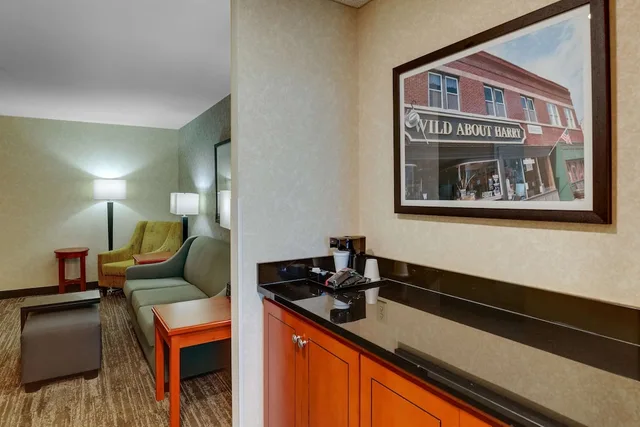 جناح بسرير كينج بغرفتين مع أريكة في طابق مرتفع، Drury Inn and Suites Kansas City Independence 4/4