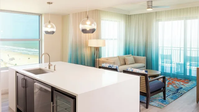 غرفة قياسية بسرير كينج بغرفة نوم واحدة مع أريكة، Holiday Inn Club Vacations Myrtle Beach Oceanfront 6/7