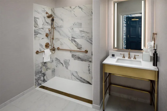 غرفة بسرير كوين لذوي الإعاقة، The William Fell Baltimore, Tapestry Collection by Hilton 3/3