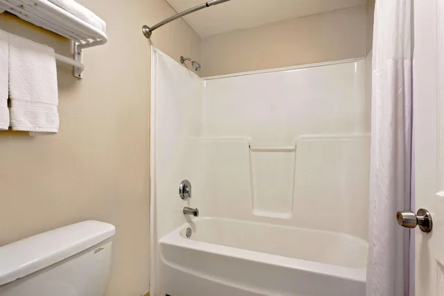 استوديو بسرير كينج، Days Inn by Wyndham Lakewood South Tacoma 8/10