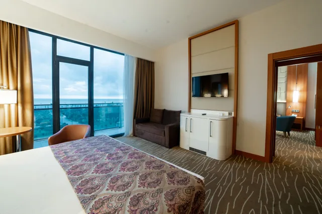 جناح ديلوكس بسرير مزدوج مع أريكة، Legend Hotel Batumi 2/3