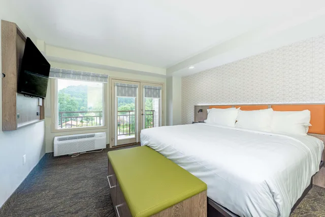 Suite, King Bed, Jetted Tub, Balcony, Best Western Plus Apple Valley Lodge Pigeon Forge 1/6