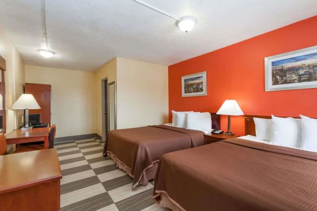 غرفة بسريرين كوين للمدخنين، Travelodge by Wyndham Jersey City 2/4