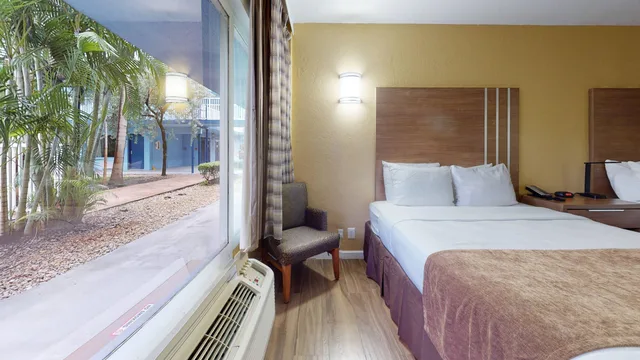 غرفة قياسية بسرير مزدوج، Rodeway Inn and Suites Fort Lauderdale Airport and Cruise Port 3/8