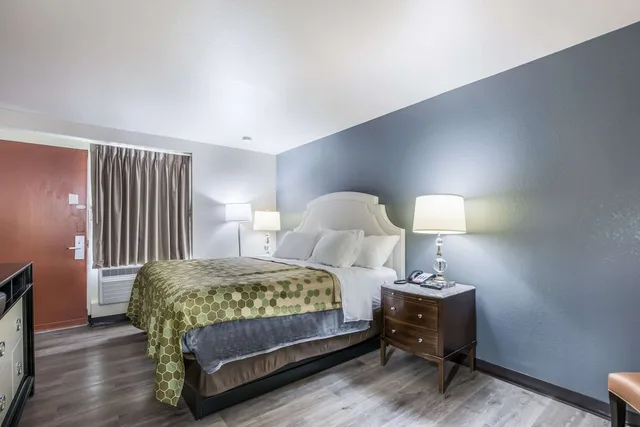 غرفة قياسية بسرير كينج، Econo Lodge Neenah 7/10