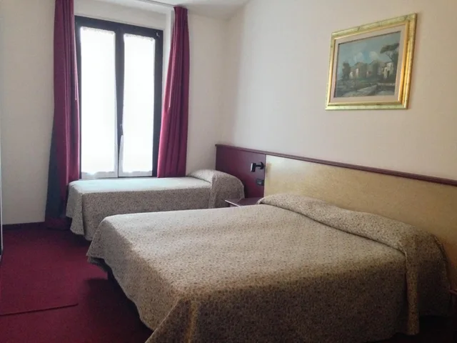 Room, Triple, Plaza 6/10