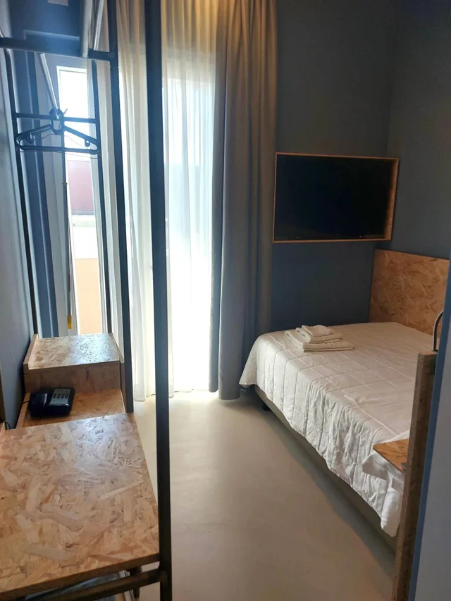 غرفة مفردة، Hotel Little 2/5