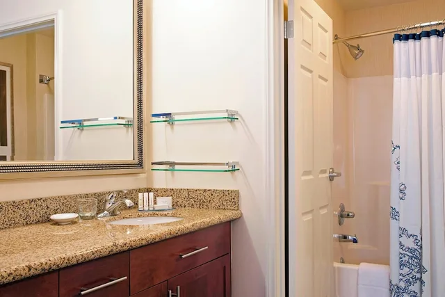 جناح بسريرين مزدوجين بغرفتي نوم، RESIDENCE INN LANSING WEST 1/1