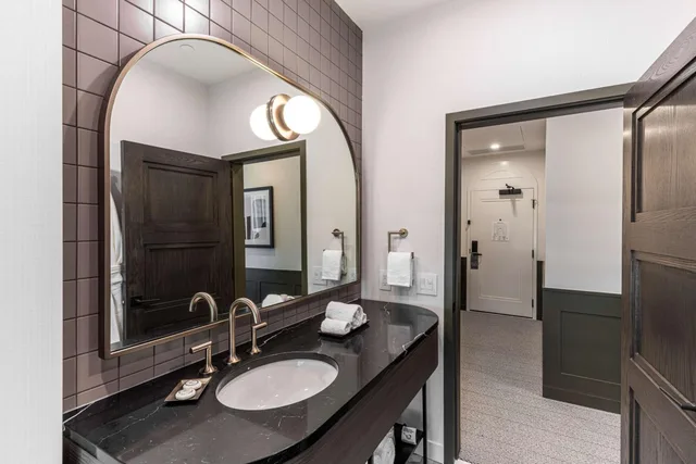 غرفة ركنية بسرير كينج، The Westley Calgary Downtown, Tapestry Collection by Hilton 8/8