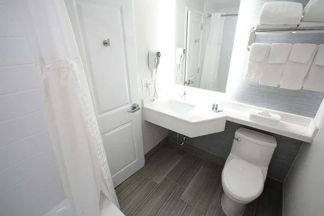 Room, Single, King Bed, Jetted Tub, Best Western Paramus Hotel & Suites 3/5