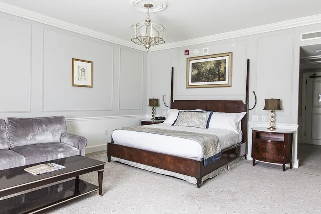 Junior Suite, King Bed, Sofa, The Charleston Place 2/4