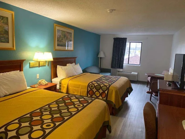 غرفة بسريرين كوين مع أريكة، Americas Best Value Inn West Frankfort 2/2