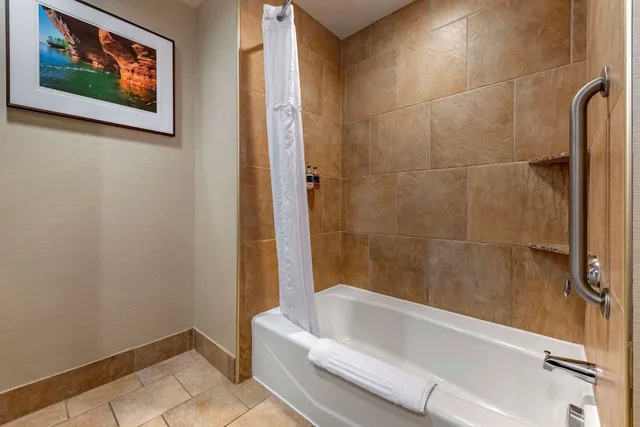 جناح بسريرين كوين بإطلالة على البحيرة مع أريكة في الطابق الأرضي، Lift Bridge Lodge Ascend Hotel Collection 4/5