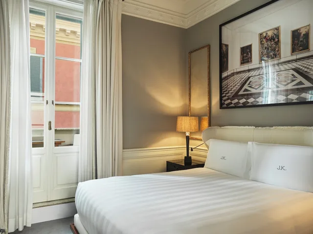 Classic, Queen Bed, JK Place Roma 1/4