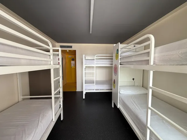 سكن مشترك مختلط بستة أسرّة وأسرّة بطابقين بإطلالة على المسبح بحمام خاص، Amistat Island Hostel Ibiza 4/10