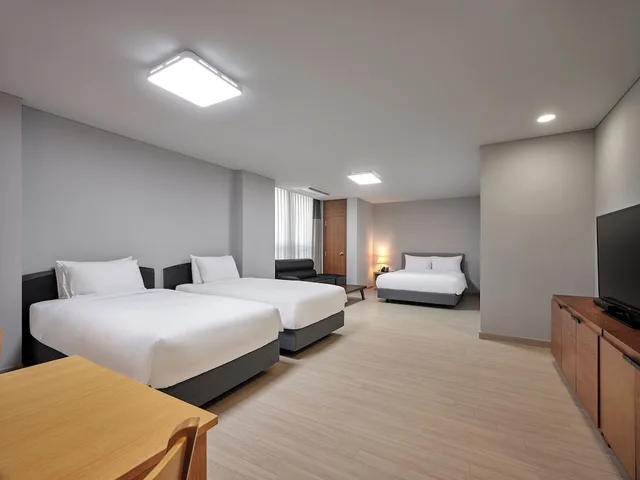 غرفة بريميير ثلاثية بسريرين منفصلين، Ramada Hotel & Suites by Wyndham Seoul Namdaemun 4/10