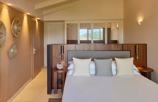 Deluxe, Double Bed, Bay View، Baia di Chia Resort Sardinia, Curio Collection by Hilton 2/5