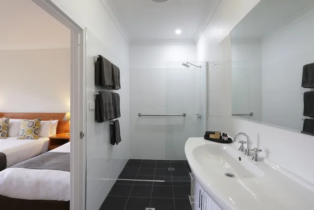 غرفة عائلية بسرير مزدوج وسريرين منفصلين، Cadman Motor Inn Tamworth 2/2