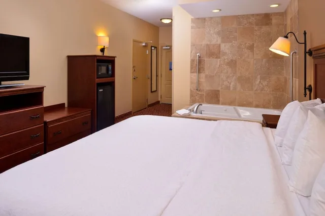 جناح استوديو بسرير كينج بحوض جاكوزي، Hampton Inn Lincoln 1/5