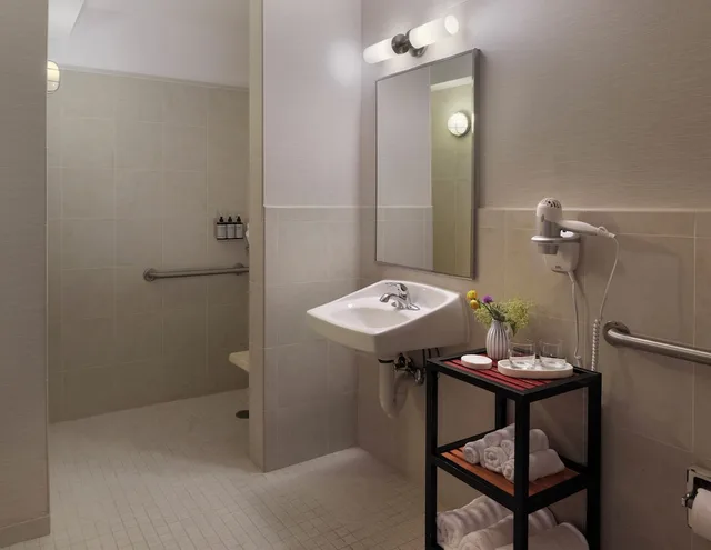 غرفة بسرير مزدوج لذوي الإعاقة، BEI San Francisco Trademark Collection by Wyndham 6/8