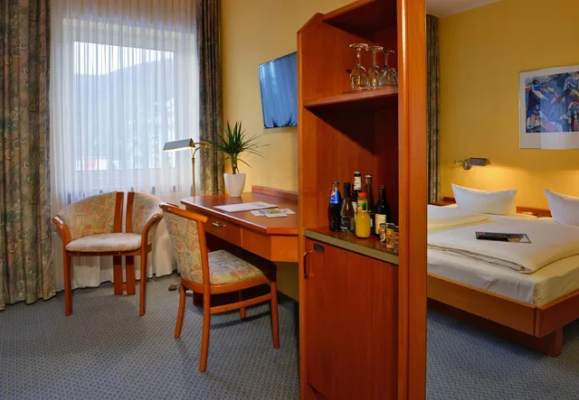 غرفة بسرير مزدوج بإطلالة على النهر بشرفة، Rheinhotel Vier Jahreszeiten 5/6