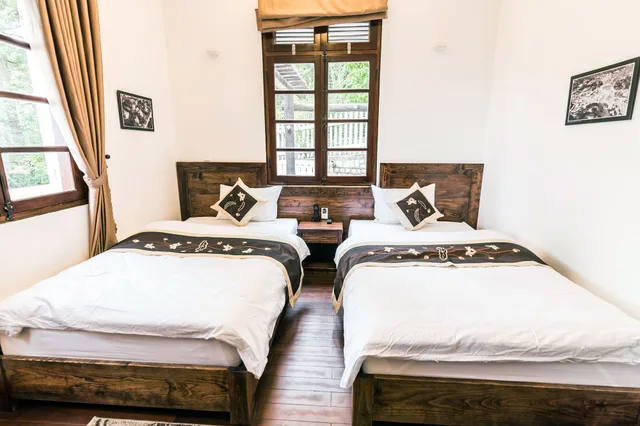 غرفة بسريرين منفصلين بحمام خاص، Dragon Dalat Villa 1/4