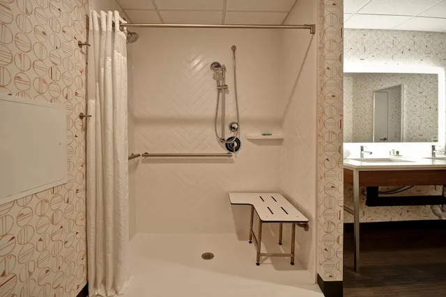 1 King Communications Accessible Roll In Shower، Holiday Inn Lancaster 3/3