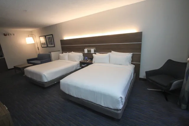 غرفة قياسية بسريرين كوين لذوي الإعاقة، Holiday Inn Express Hotel And Suites Charleston North 1/6