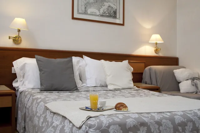 غرفة رباعية بسرير مزدوج وسريرين منفصلين، Bonifacio Hotel 6/10