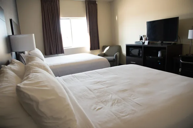 غرفة بسريرين كوين، Cobblestone Inn & Suites - Forest City 7/16