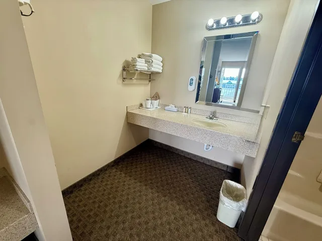غرفة قياسية بسريرين مزدوجين يُسمح فيها بالحيوانات الأليفة، Great Lakes Inn 8/8