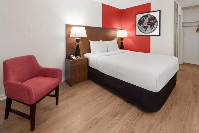 غرفة بسرير كوين، Ramada by Wyndham Arnprior 1/4
