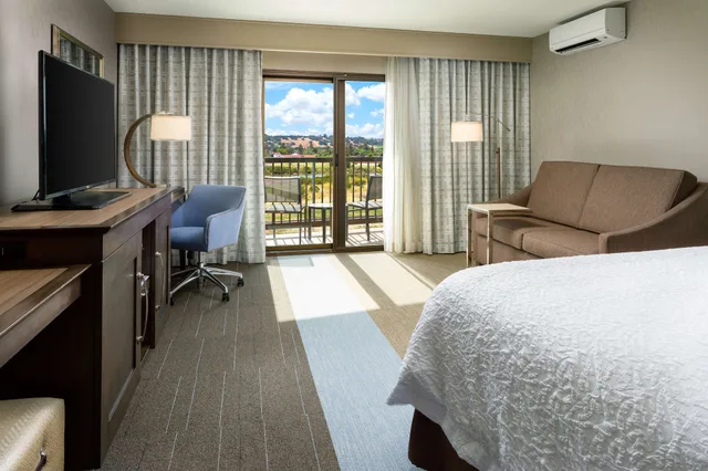 Room, King Bed, River View, Balcony, Hampton Inn & Suites Napa 2/10