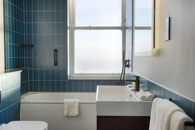 جناح بسرير كينج بإطلالة على البحر بغرفة نوم واحدة مع أريكة، Doubletree By Hilton Brighton Metropole 3/3
