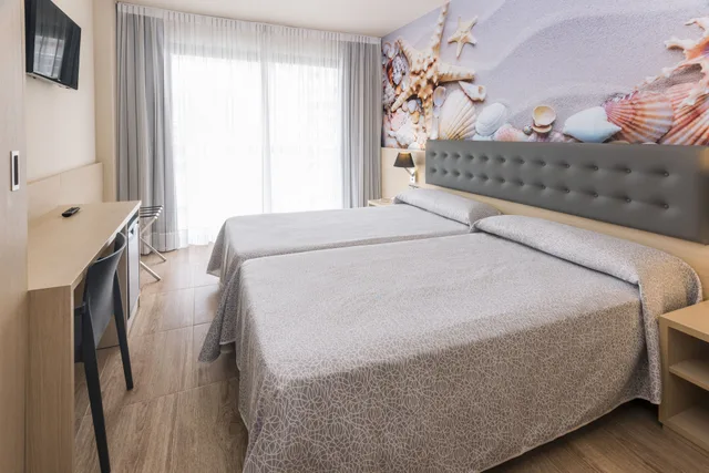 غرفة بريميوم ثلاثية بسرير كينج، Tropic Park Hotel 1/4