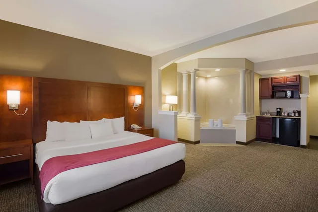 جناح بسرير كينج بحوض جاكوزي، Comfort Suites Near University 3/7