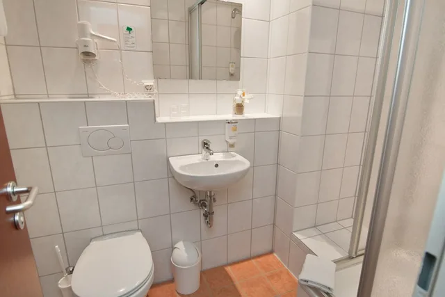 غرفة كومفورت رباعية بسرير مزدوج مع أريكة، Hotel Hamburg Stadtzentrum 4/4