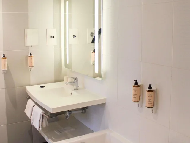 جناح عائلي بسرير كينج وسرير كوين مع أريكة في طابق مرتفع، Mercure Paris Porte De Versailles Expo 4/6