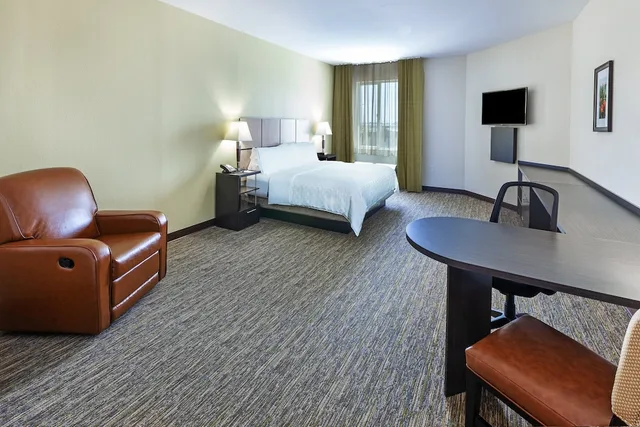 جناح بسرير كينج بغرفة نوم واحدة مع أريكة، Candlewood Suites Houston North I45 Spring An Ihg Hotel 2/3