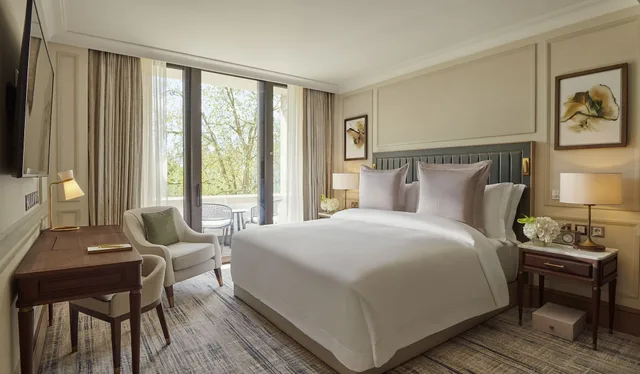 غرفة بسرير كينج بشرفة، Jumeirah Carlton Tower London 1/2