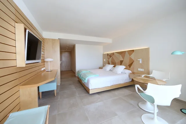غرفة بسرير كوين بشرفة بإطلالة جزئية على البحر، Iberostar Selection Playa De Palma 3/6